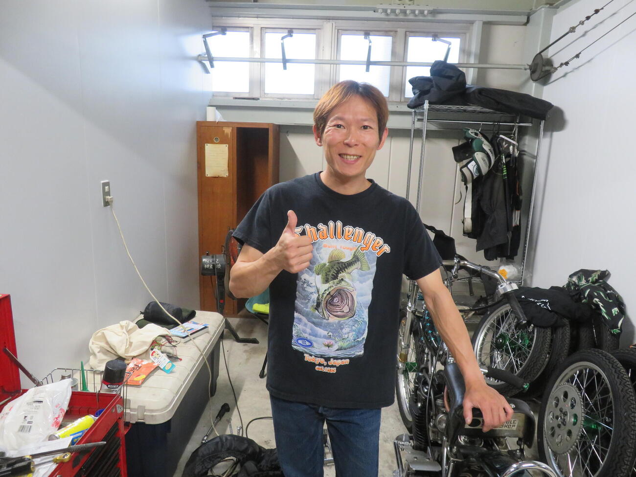 2連勝を決めて笑顔でポーズする浜松所属S級の佐藤貴也（撮影・小川将司）