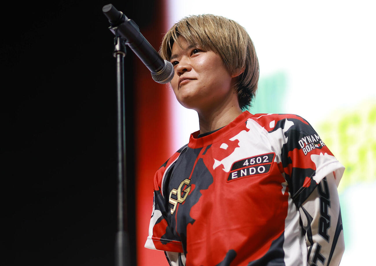 インタビューで声援を浴びる遠藤エミ