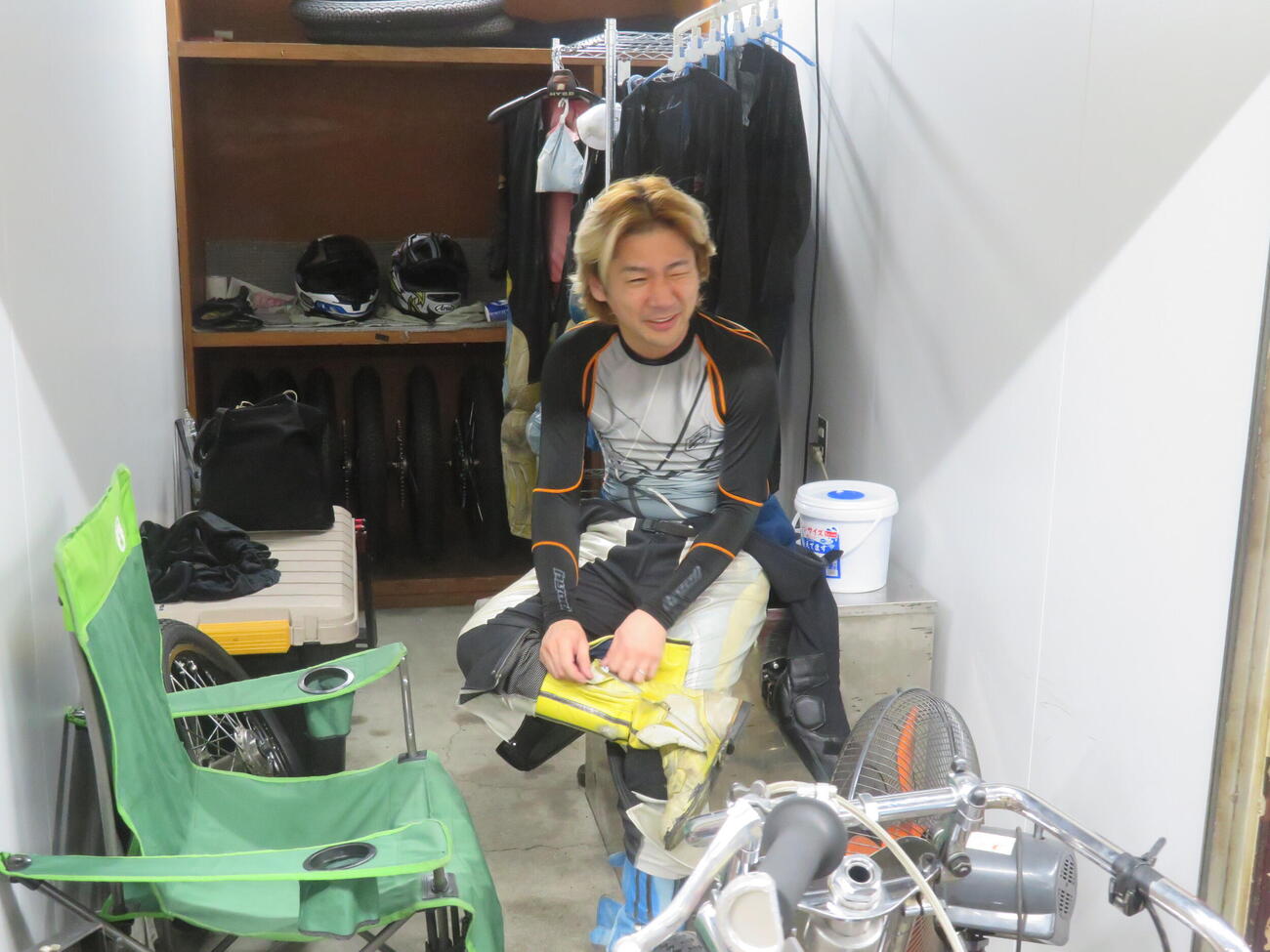 惜しくも優勝戦2着に敗れて悔しそうな表情でレースを振り返る加賀谷建明（撮影・小川将司）