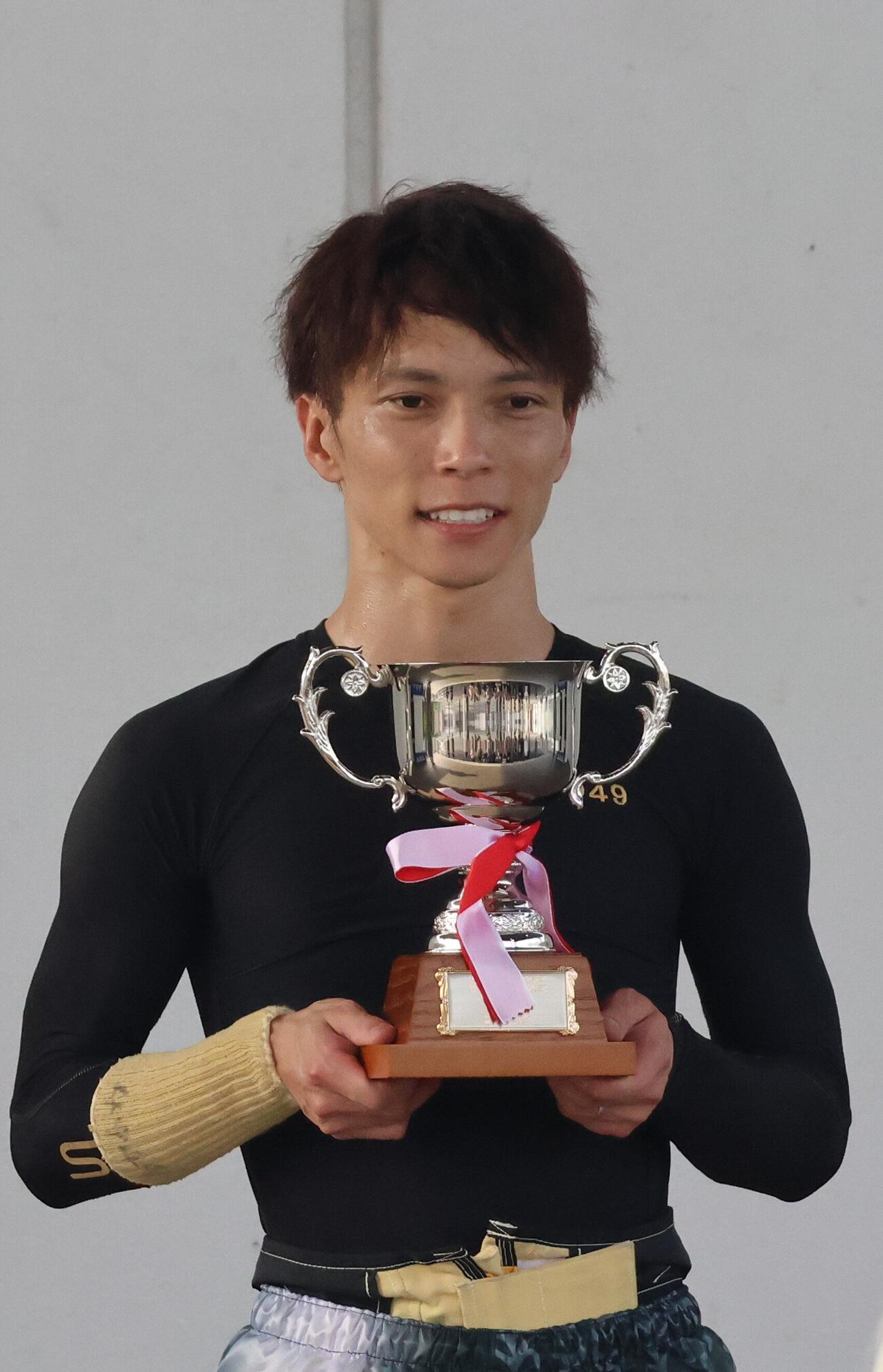 優勝戦は横田貴満がイン速攻でV。優勝カップを手に笑顔を見せた（撮影・北條直治）
