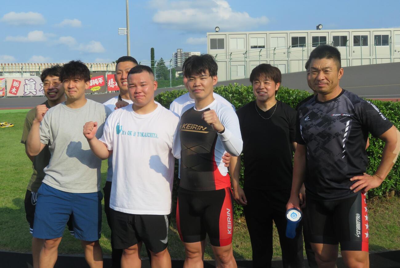 地元G3を制した吉田拓矢（右から3人目）は地元メンバーと一緒に記念撮影。左隣は弟の有希