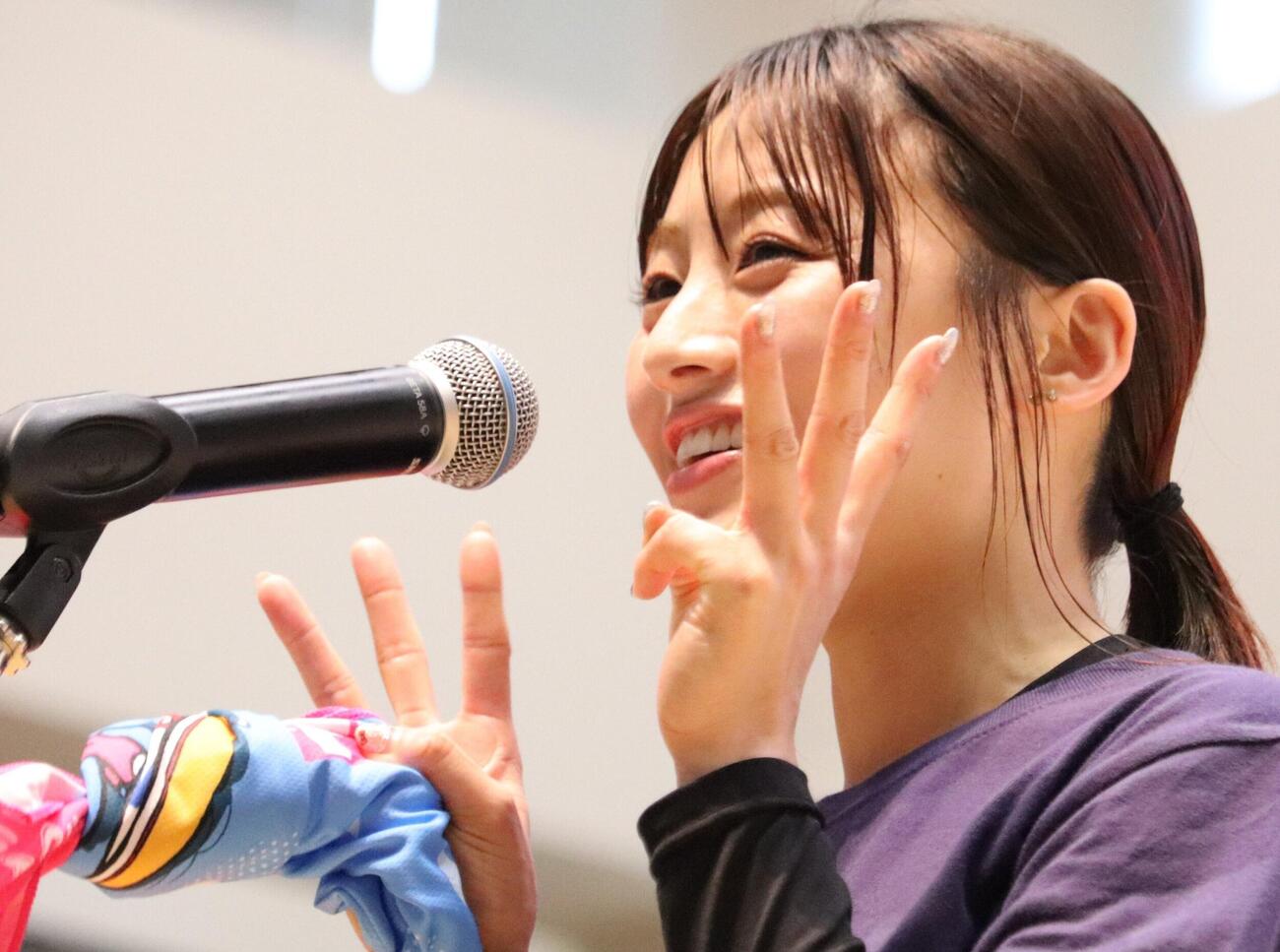 松田真実は「応援してギョ」とマスコットキャラクターのトト丸（半魚人）にかけた可愛いポーズ