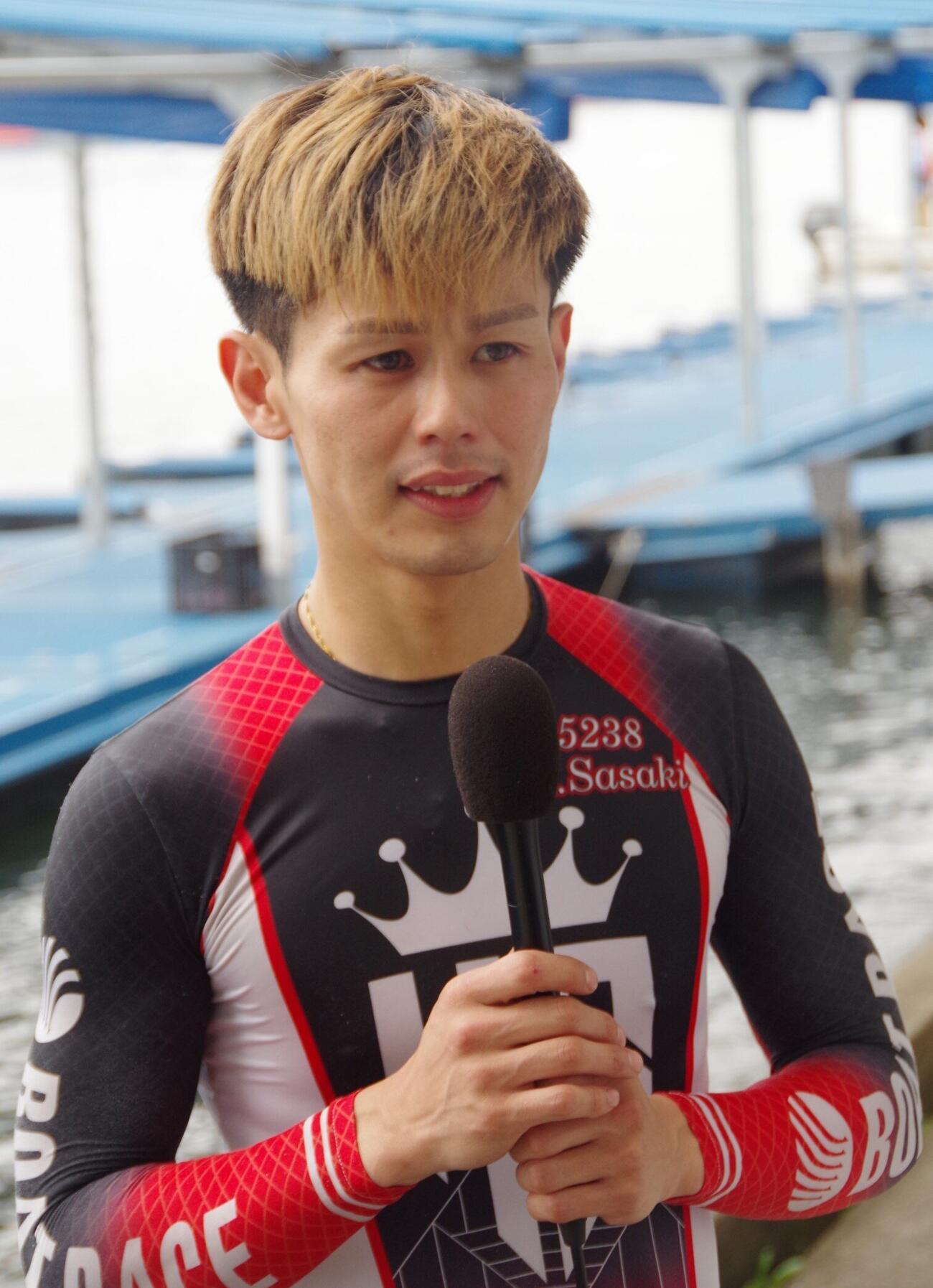 優勝インタビューを受ける笹木香吾