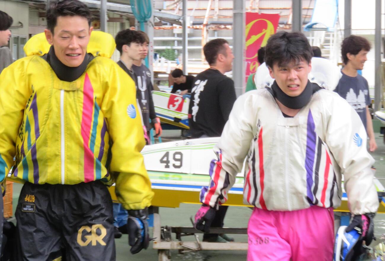7Rを逃げ切った宮崎心之介（右）は、2着に封じた茅原悠紀と並んで引き揚げる