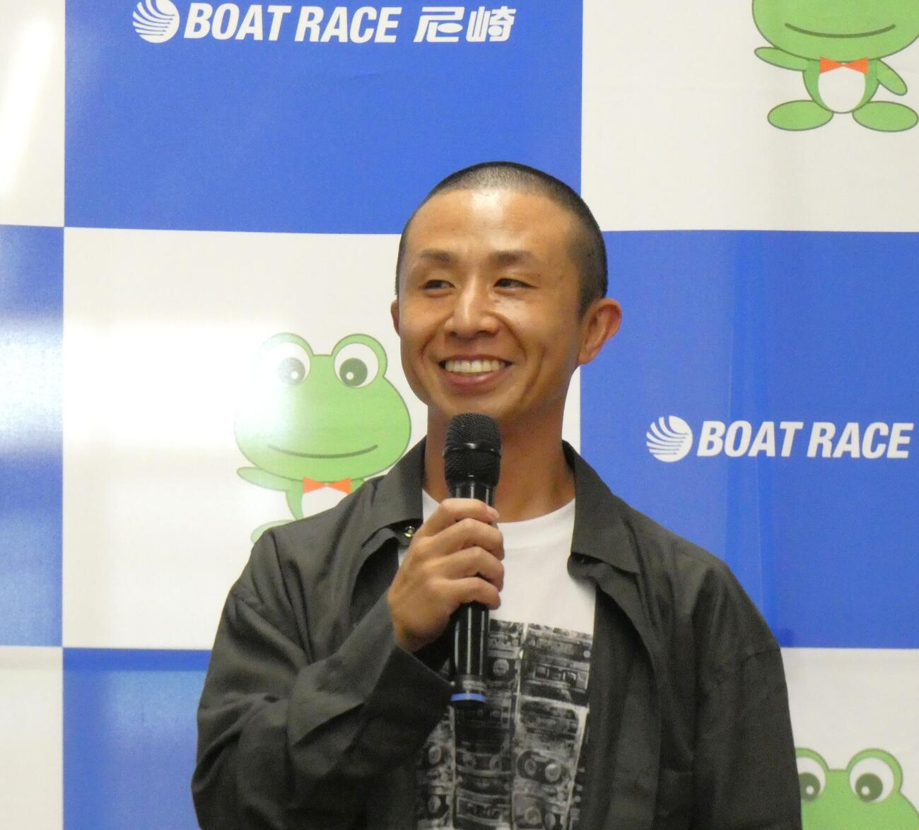 7R発売中に菅章哉によるトークショーが行われた