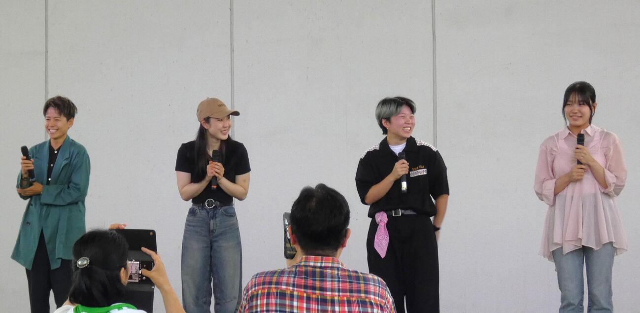ステージに登壇する、左から来田衣織、南彩寧、畑田希咲、薗頭心
