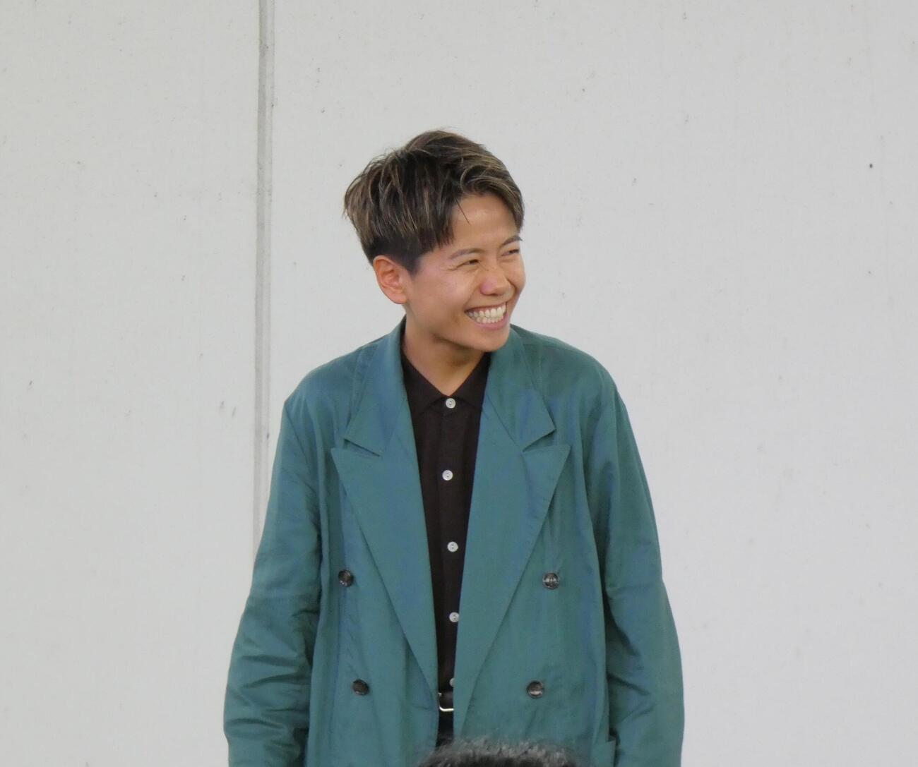 来田が笑顔でファンに向けてトーク