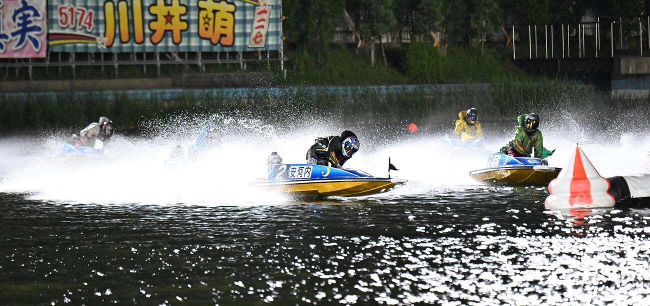 蒲郡10R 1周目2マークをトップで回る安河内鈴之介（撮影・和賀正仁）