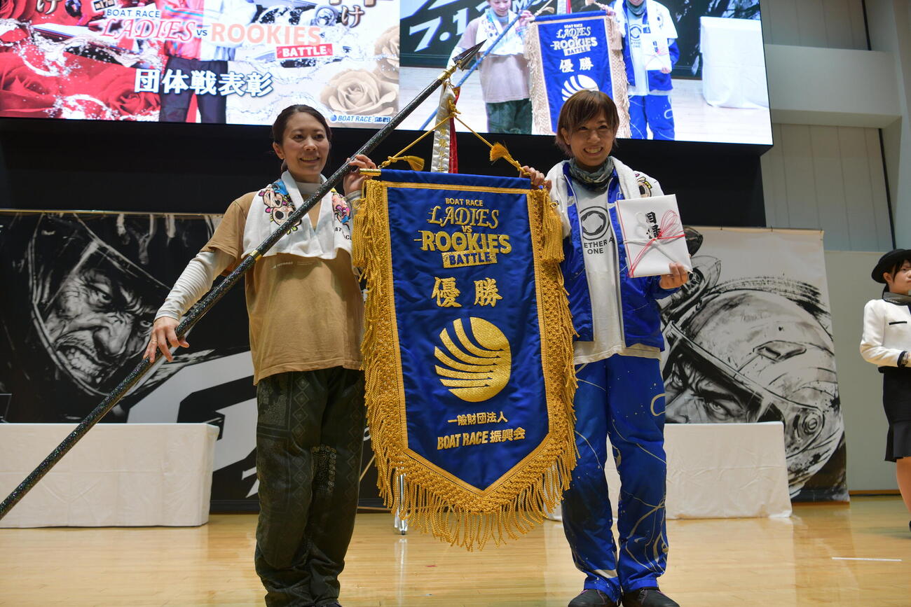 蒲郡レディースVSルーキーズはレディースが団体優勝。代表として表彰された山下友貴（左）と長嶋万記