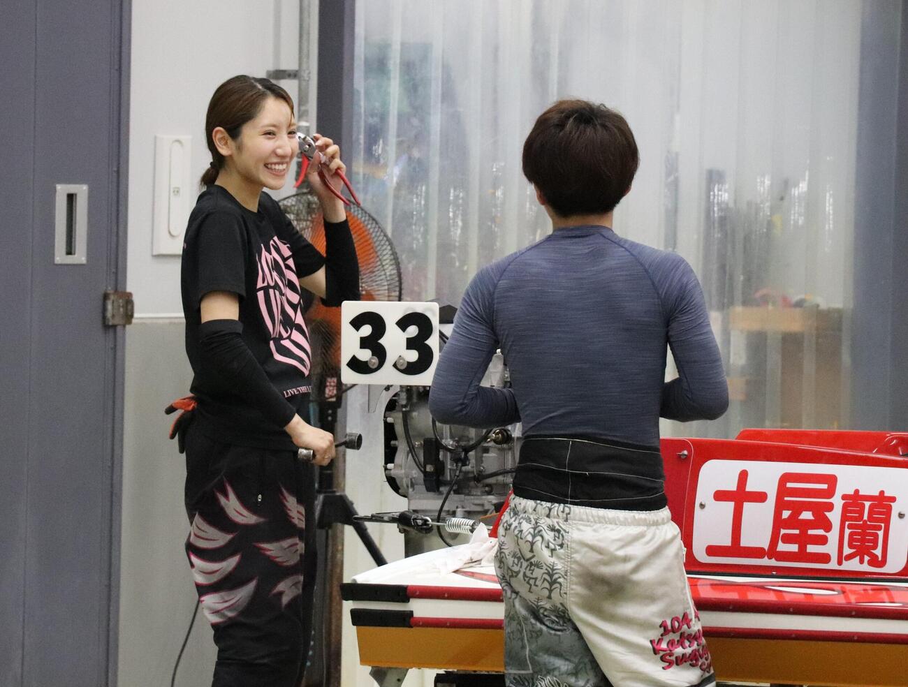 杉山勝匡（右）と談笑する土屋蘭