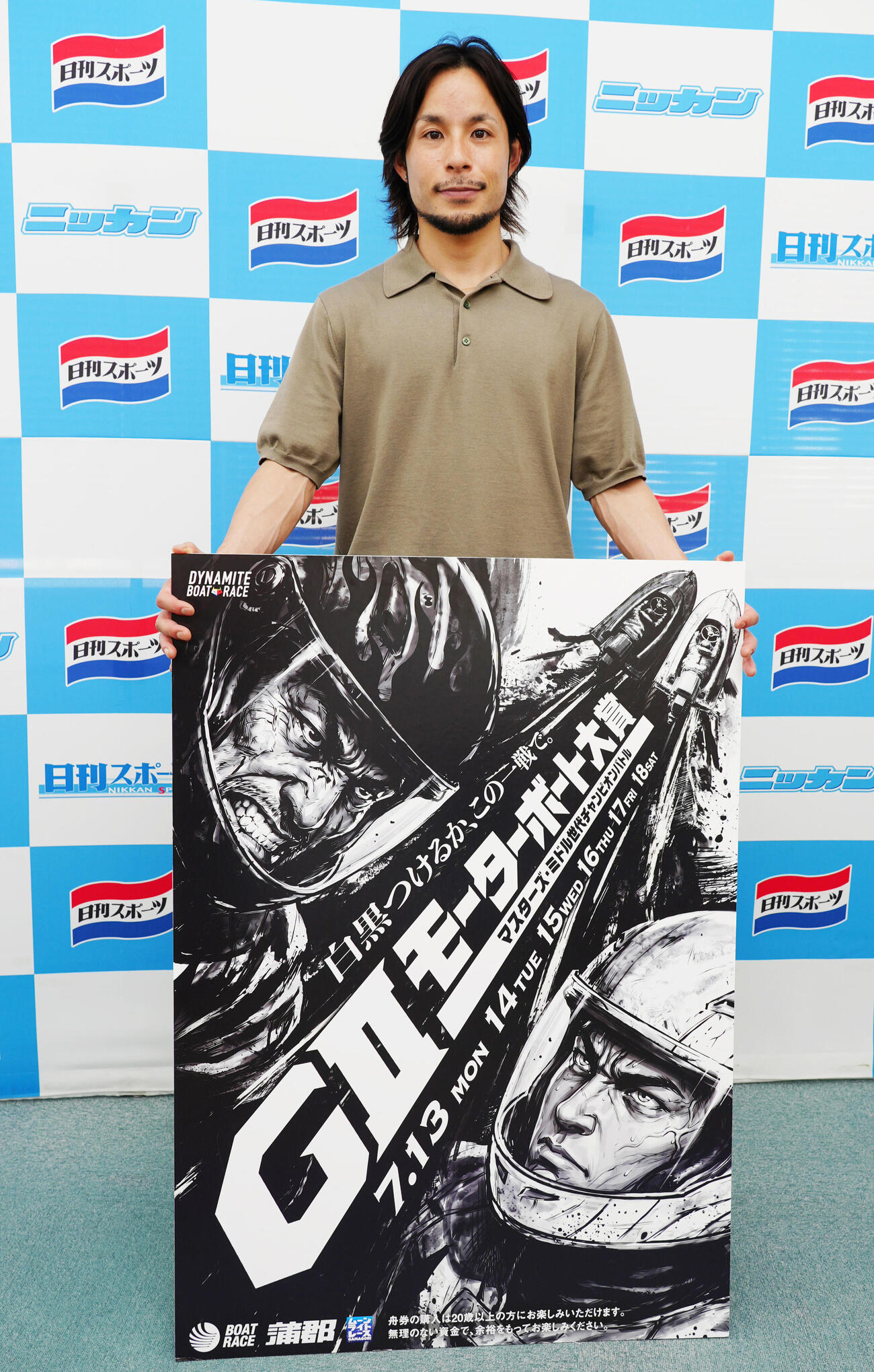 ボートレース蒲郡で開催される「G2モーターボート大賞」のPRで来社した佐藤隆太郎選手（撮影・清水貴仁）