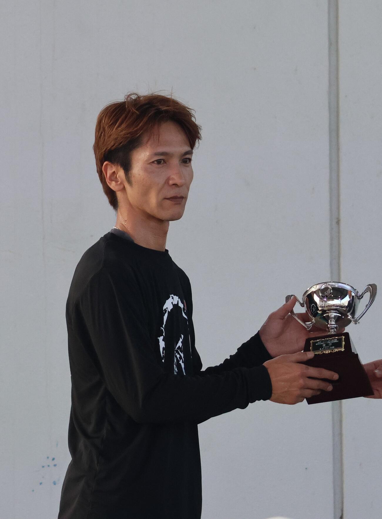 優勝戦は海野康志郎が尼崎初Vをつかみ、優勝カップを手にした（撮影・北條直治）
