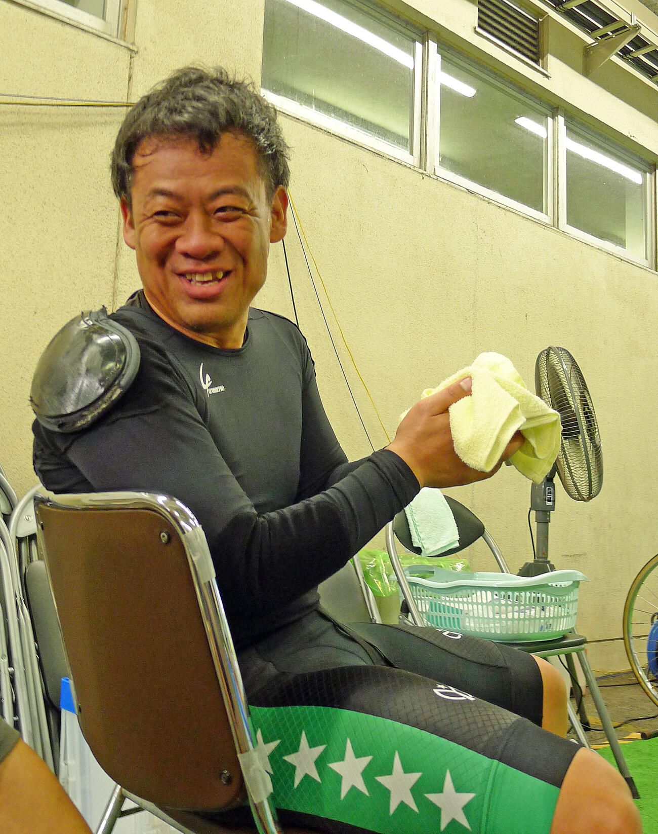 3着で予選突破し、汗を拭う橋本紀彰