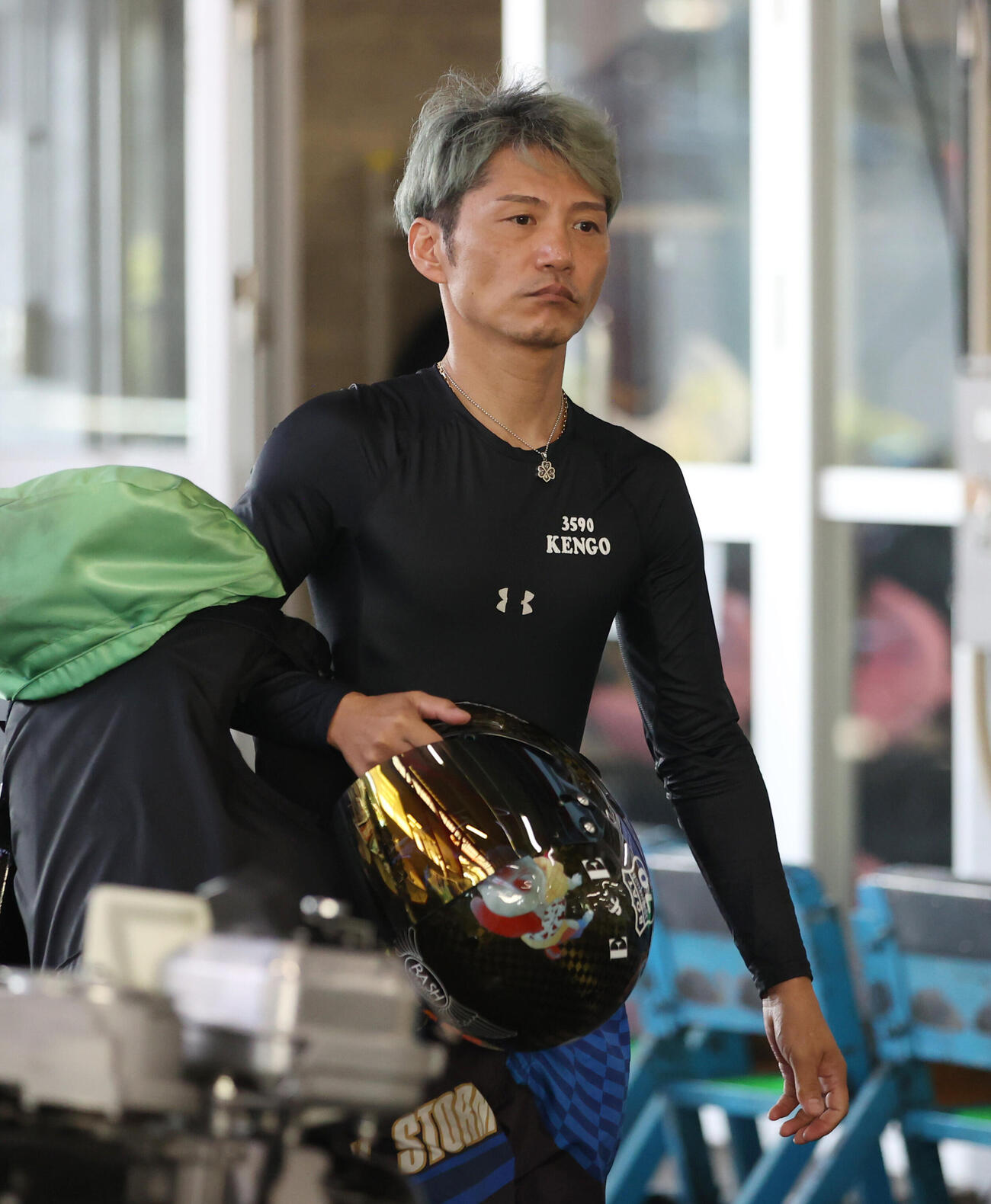 練習に向かう浜野谷憲吾（撮影・柴田隆二）