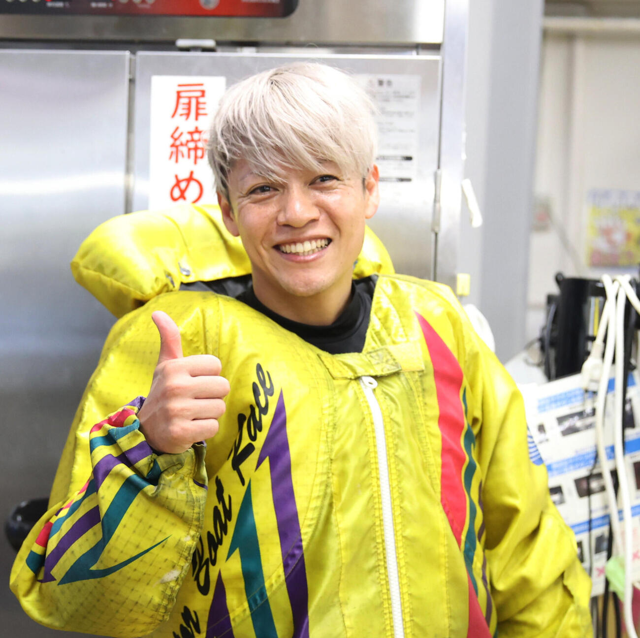 準優勝戦11Rで2着の平本真之はサムズアップポーズを決める（撮影・柴田隆二）