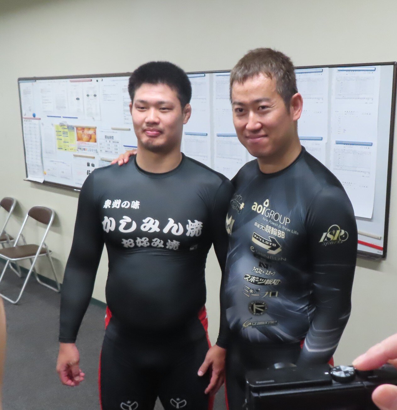 脇本雄太（右）が田中大我と好連係を誓う