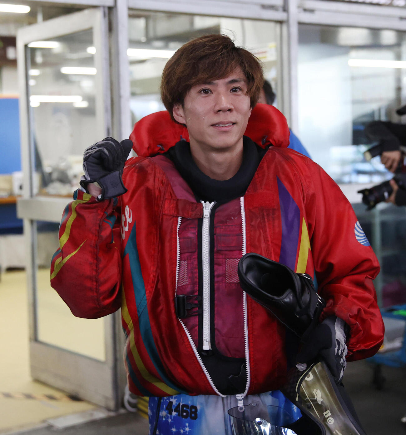 準優勝戦10Rで2着の大池佑来はガッツポーズする（撮影・柴田隆二）