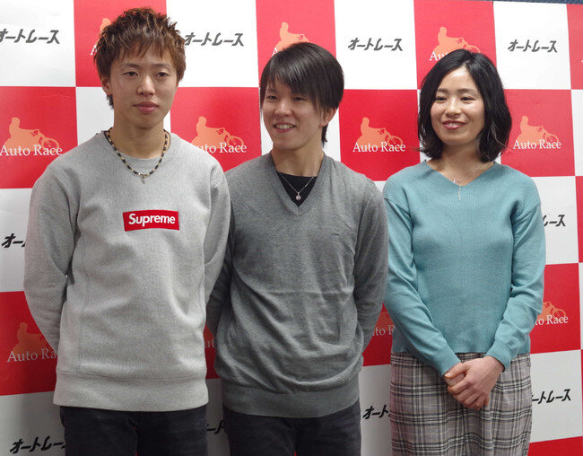 益春菜さん（右）が引退後の2019年3月にオートレーサー32期の小林瑞季（左）と鈴木圭一郎（中）と一緒に撮影
