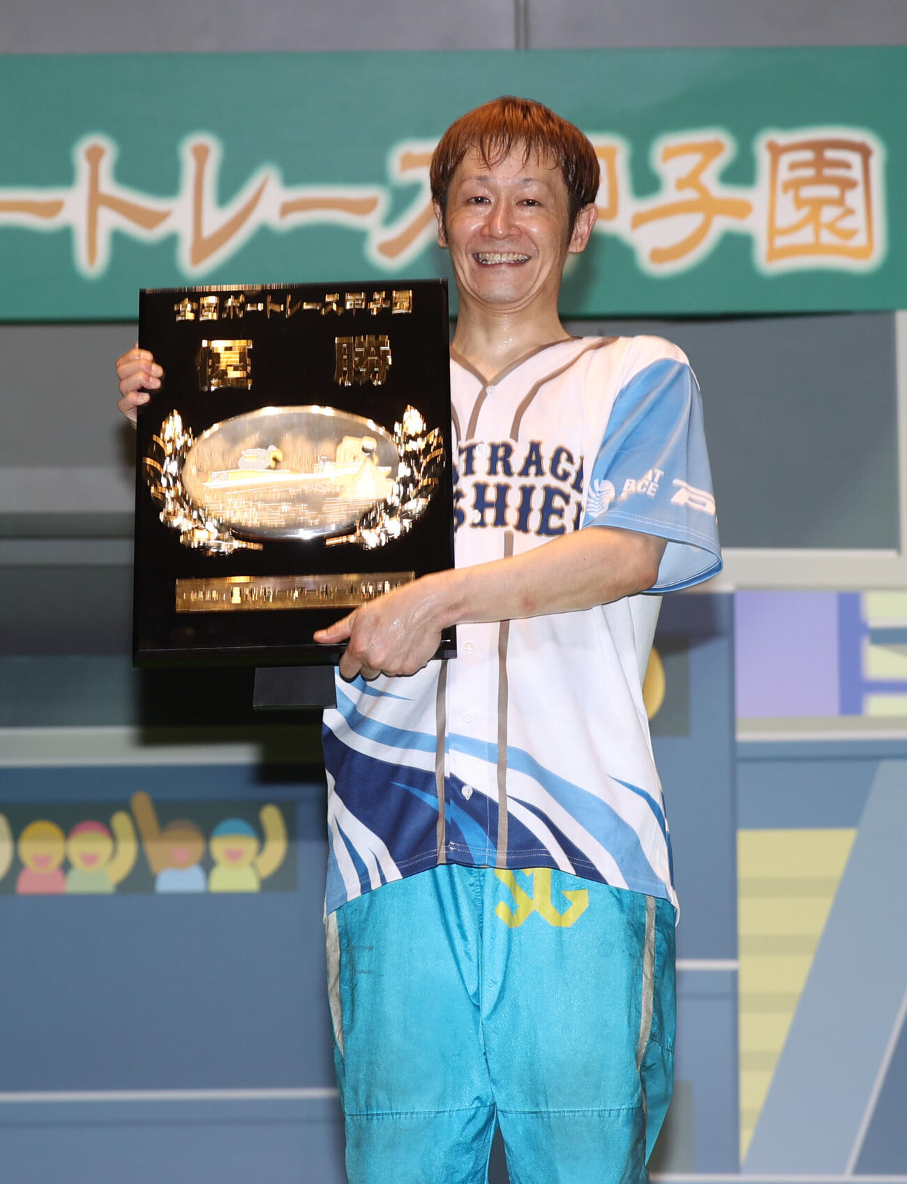 優勝盾を持つ大峯豊（撮影・柴田隆二）