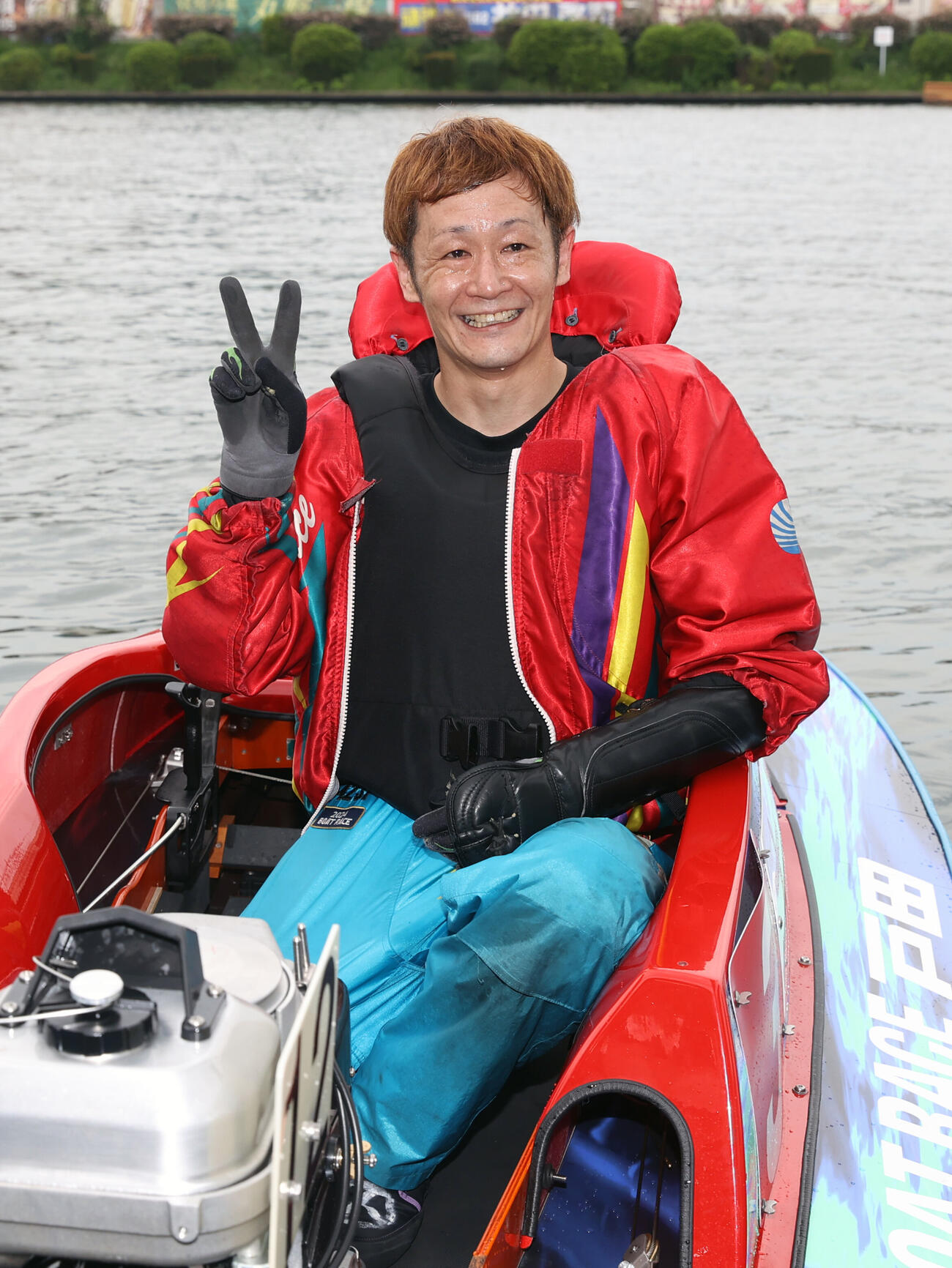 Vサインする大峯豊（撮影・柴田隆二）