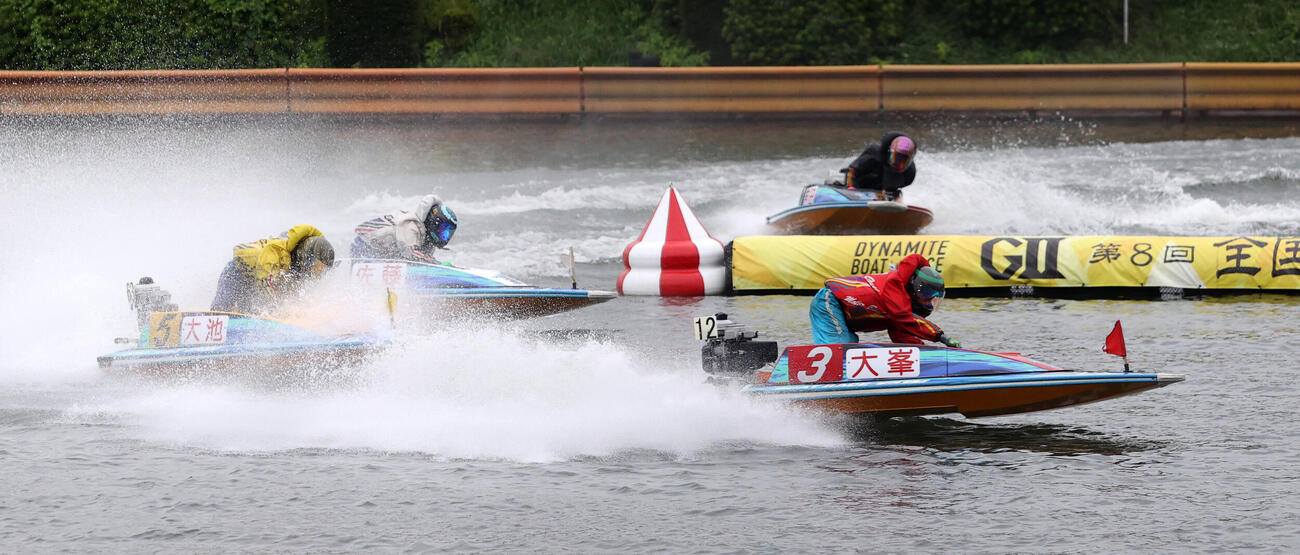 優勝戦12R、1周目の2Mを回る1着大峯豊、2着佐藤翼、3着大池佑来（撮影・柴田隆二）