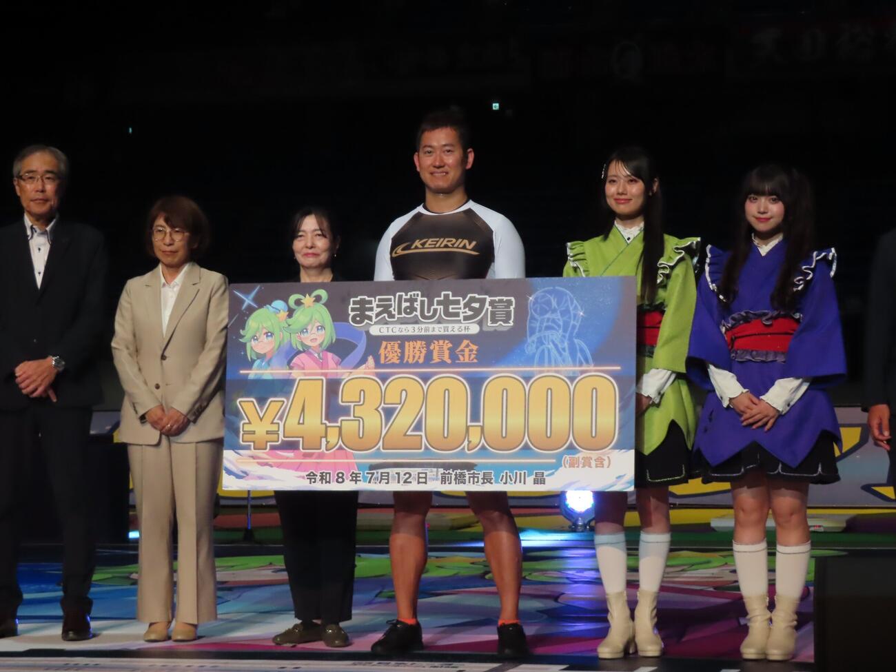 脇本雄太（右から3人目）が「前橋ウイッチーズ」メンバーらに祝福されて笑顔を見せる