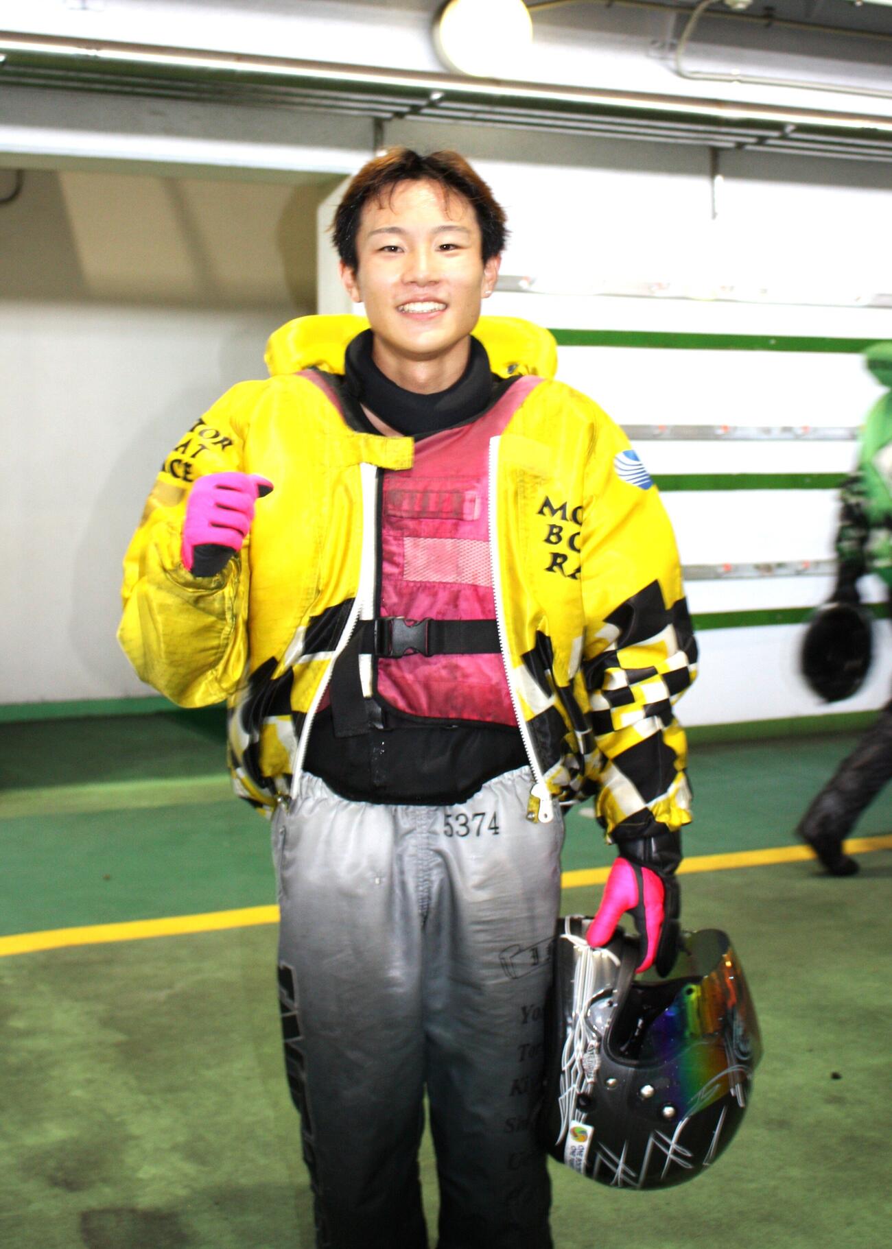 木山大聖がデビューから1年8カ月、251走目で初勝利を飾りガッツポーズ