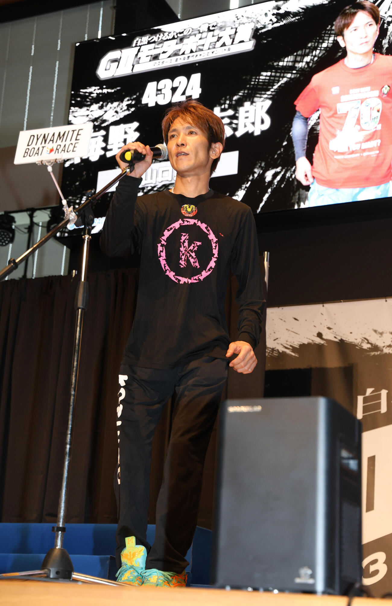 開幕セレモニーでファンにあいさつする海野康志郎（撮影・西尾就之）