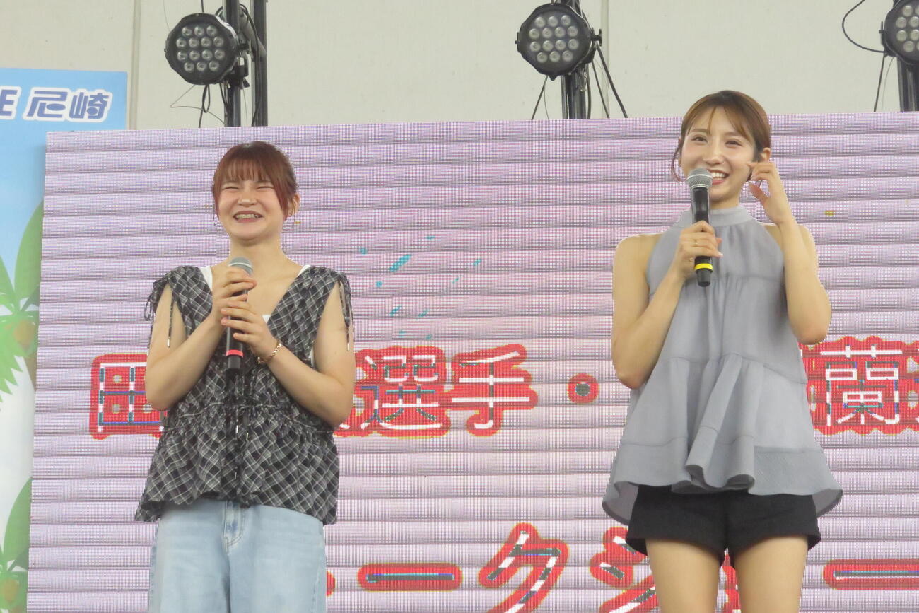 土屋蘭（右）、田上凜がトークショー。多くのファンが集まった