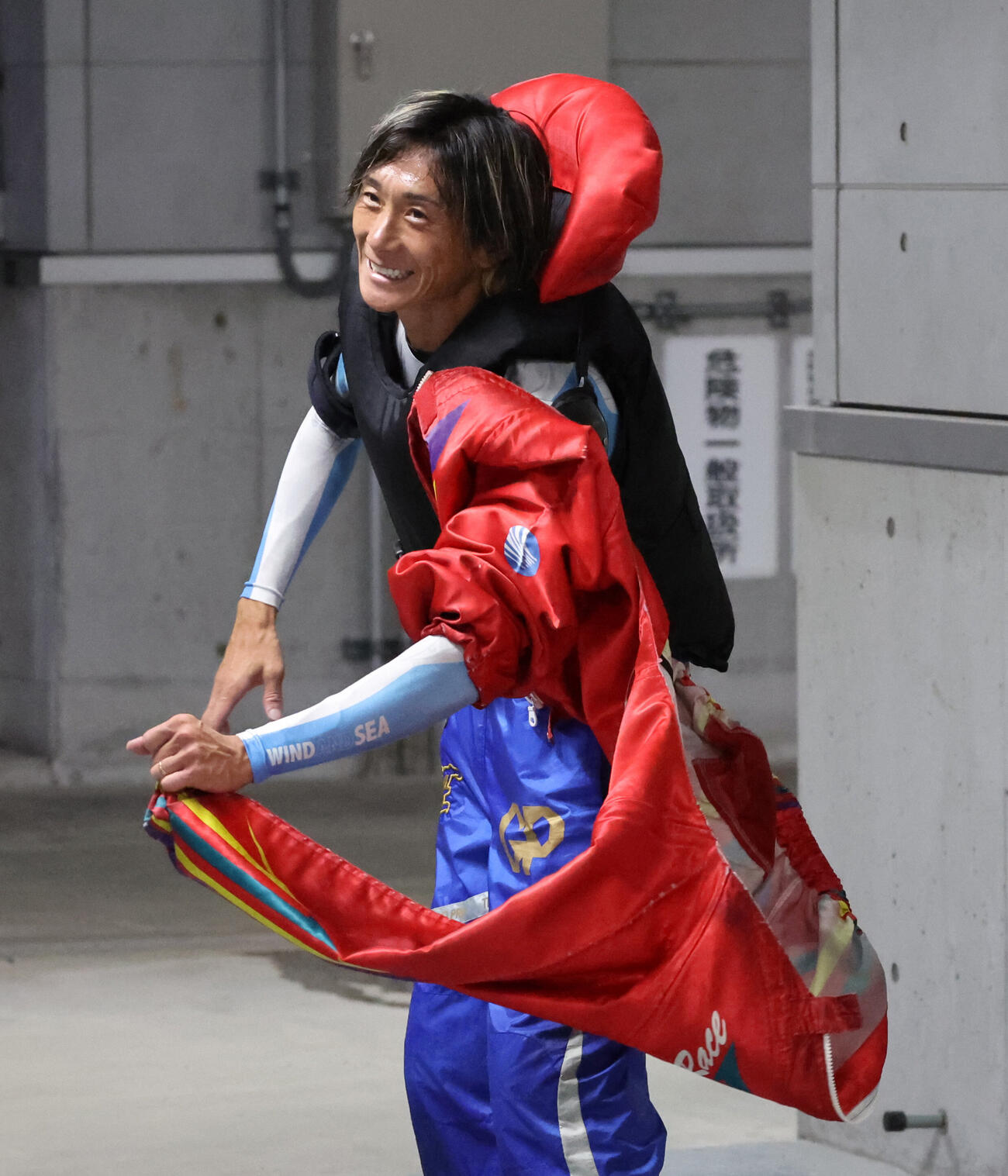 2日目11Rを勝利した峰竜太がカポックなどを脱いでインタビュールームに向かう（撮影・西尾就之）