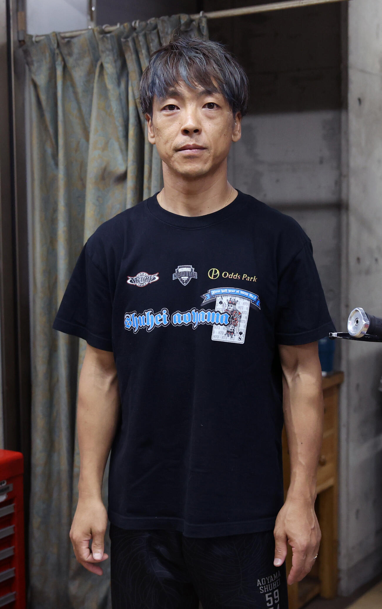 キューポラ杯の前検で撮影に応じる青山周平（撮影・柴田隆二）