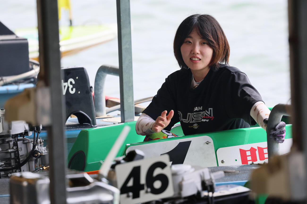 門田栞がデビュー初優出に向けて握る（撮影・宮崎幸一）