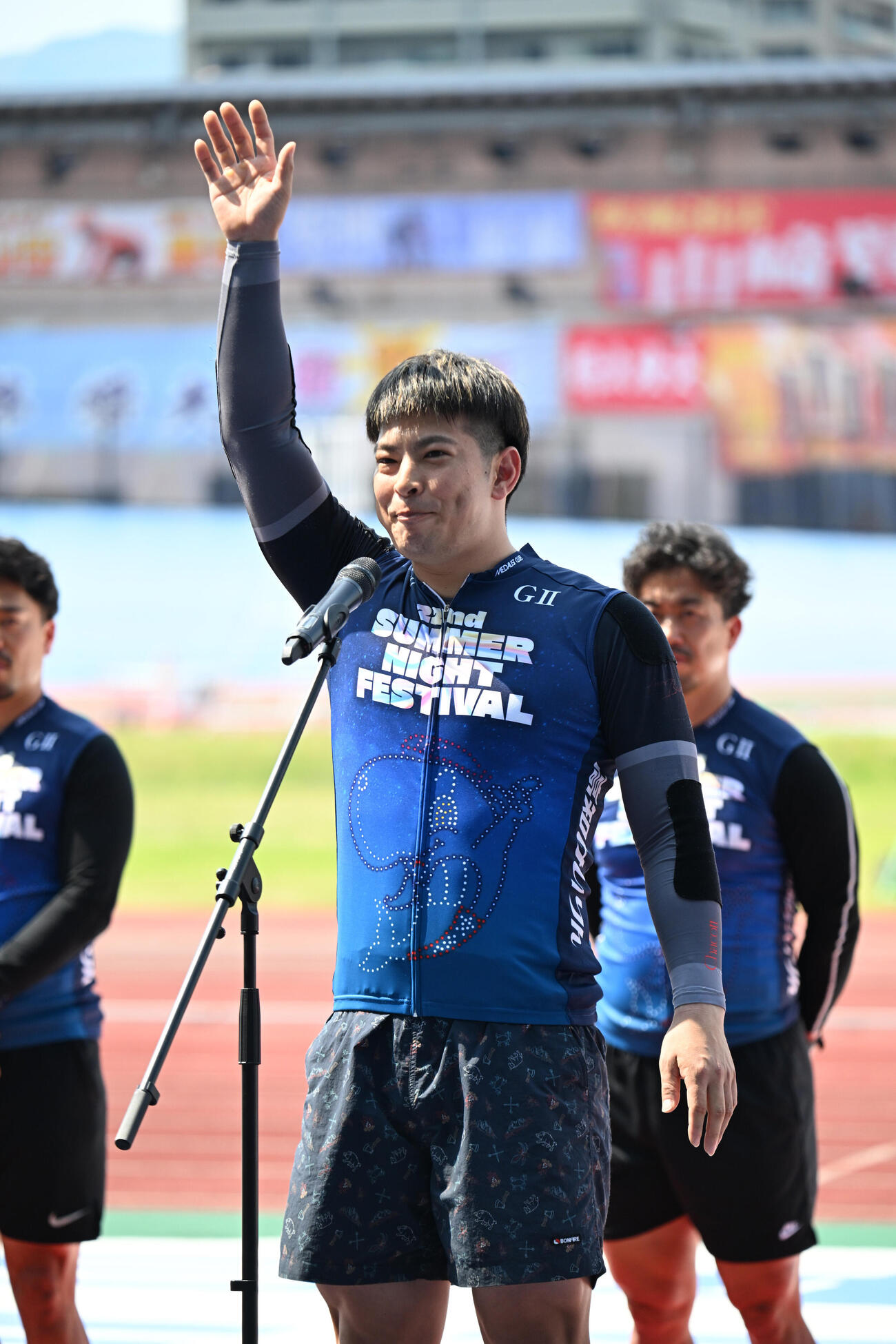 サマーナイトフェスティバルの開会式で選手宣誓する地元高知の田尾駿介（撮影・和賀正仁）