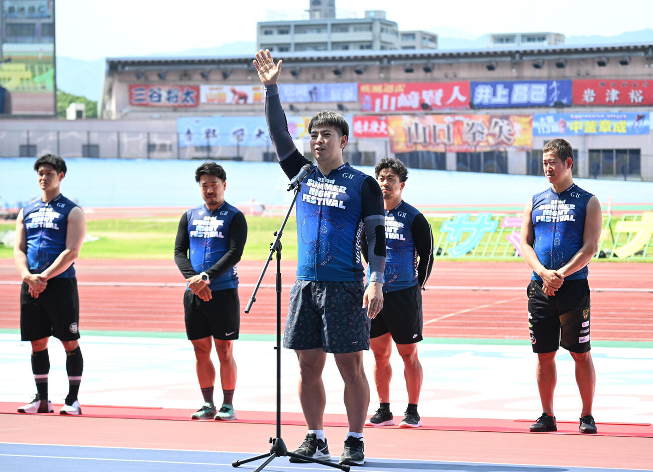 サマーナイトフェスティバルの開会式で選手宣誓する地元高知の田尾駿介