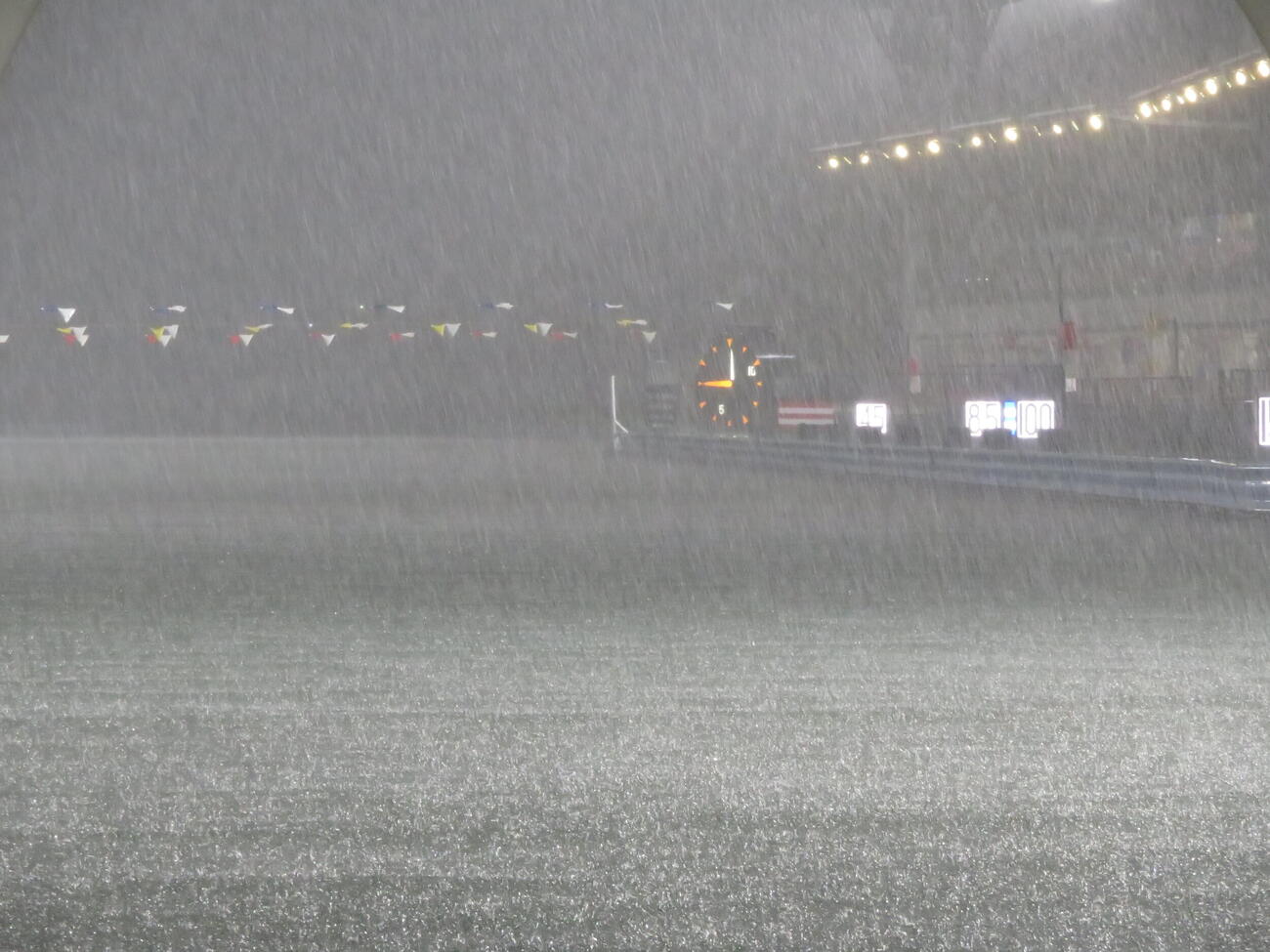 10R発売中に激しい雨となった桐生ボート