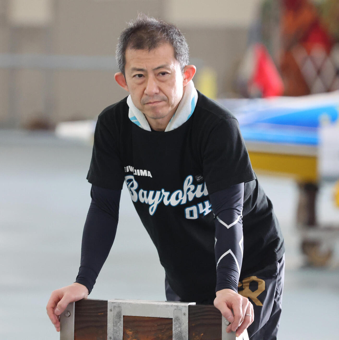 レース前、ピットで作業する瓜生正義（撮影・西尾就之）