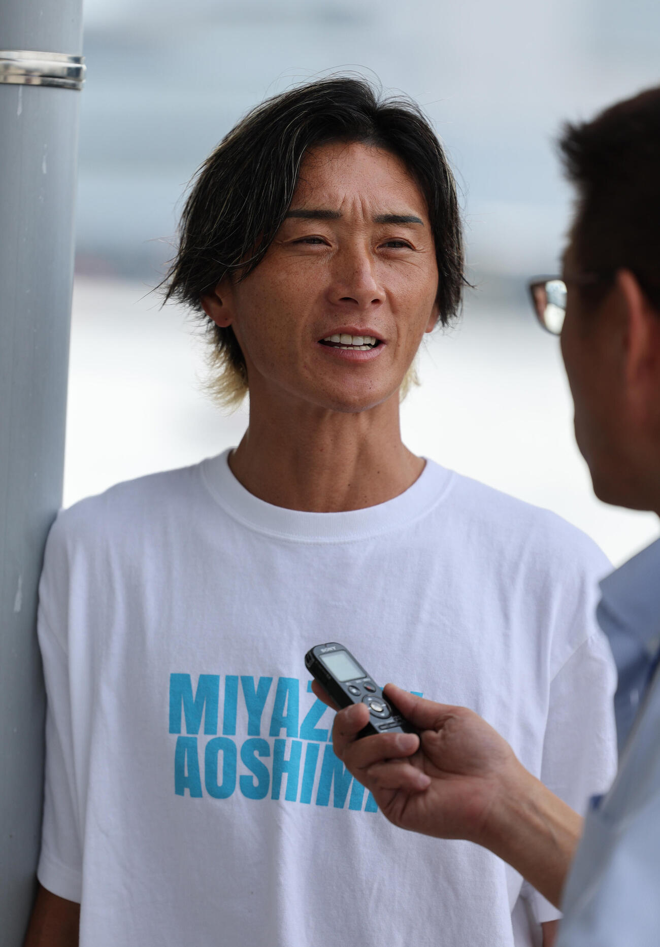 レース前にインタビューに答える峰竜太（撮影・西尾就之）