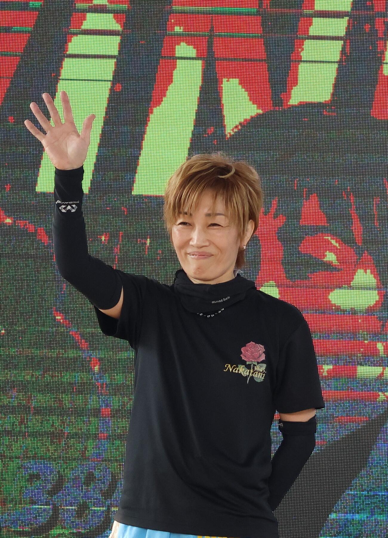 優勝戦は地元の中谷朋子がV。ファンの声援に笑顔で応えた（撮影・北條直治）
