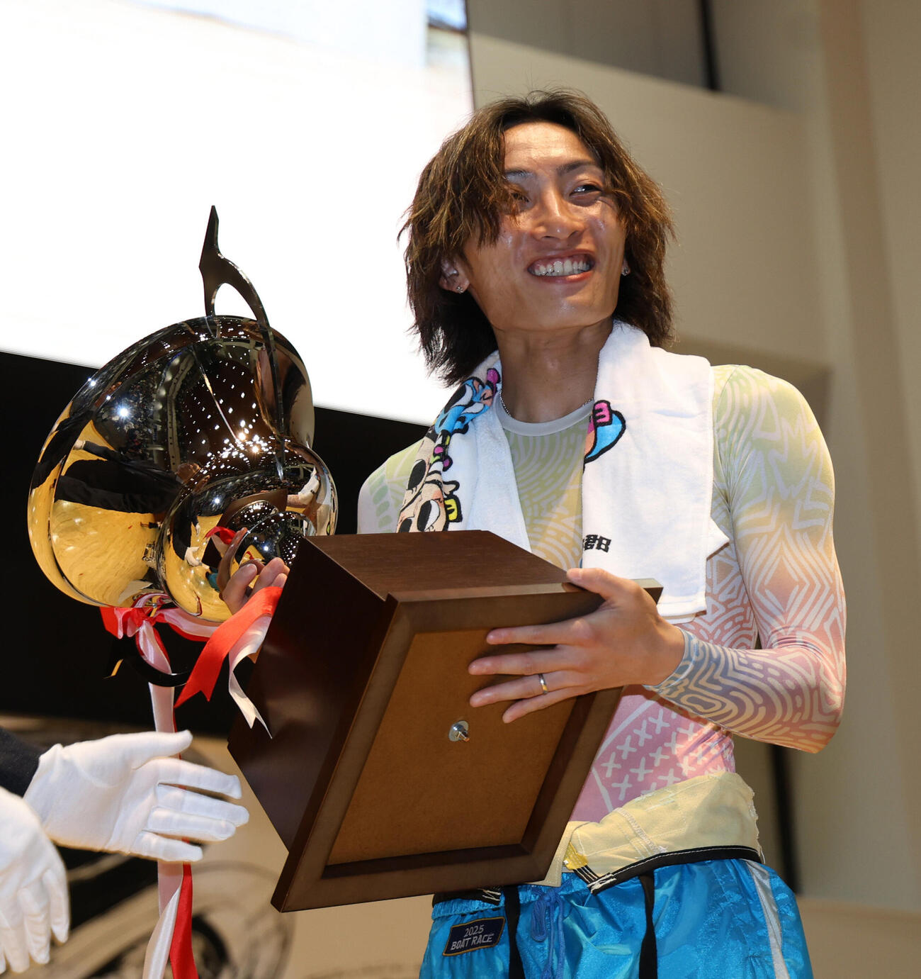 優勝の4856豊田健士郎はカップを手に喜ぶ（撮影・西尾就之）
