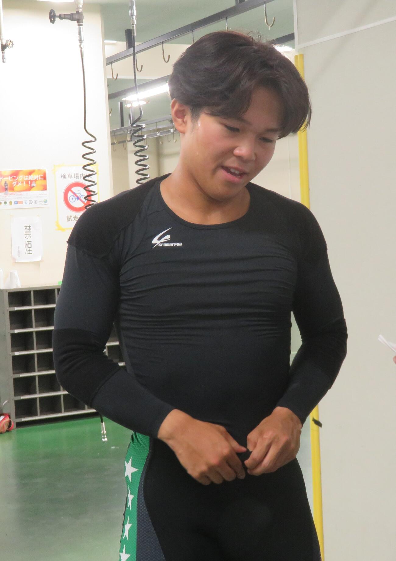 ライン決着がかなわずうつむく榊枝天旺