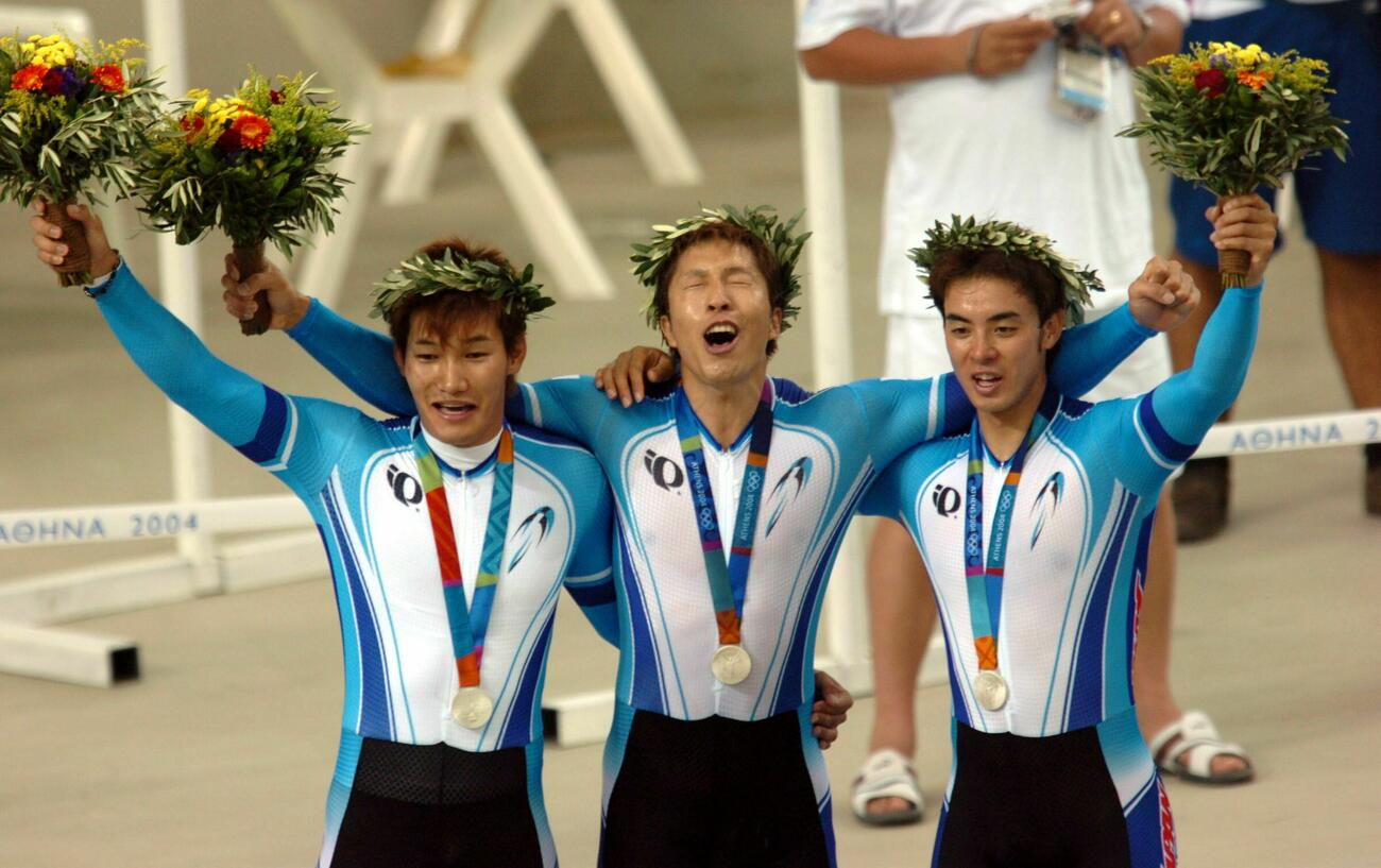 アテネ五輪自転車男子チームスプリント表彰　銀メダルを獲得した日本チーム　左から長塚智広、伏見俊昭さん、井上昌己（2004年8月撮影）