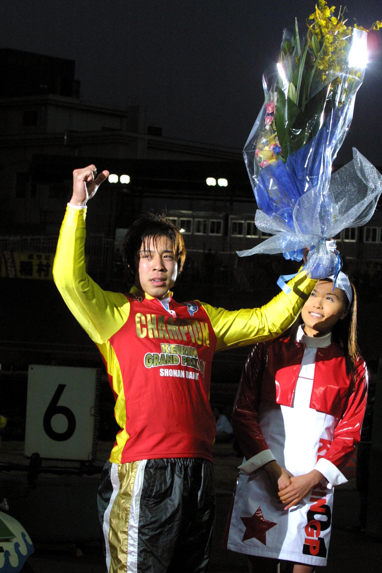 KEIRINグランプリ01初出場でKEIRINグランプリを制した伏見俊昭は花束を掲げガッツポーズ＝2001年12月30日、神奈川県・平塚競輪場、撮影・渦原淳