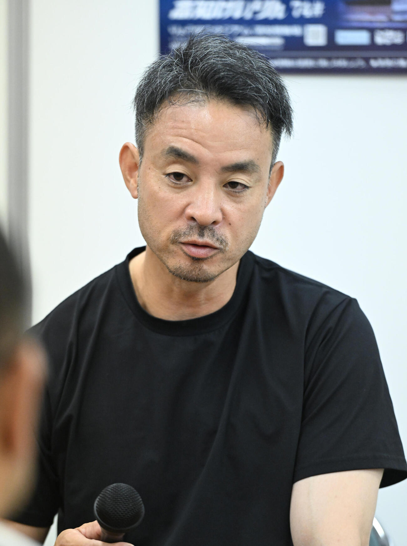 亡くなった伏見俊昭選手について話す井上昌己（撮影・和賀正仁）