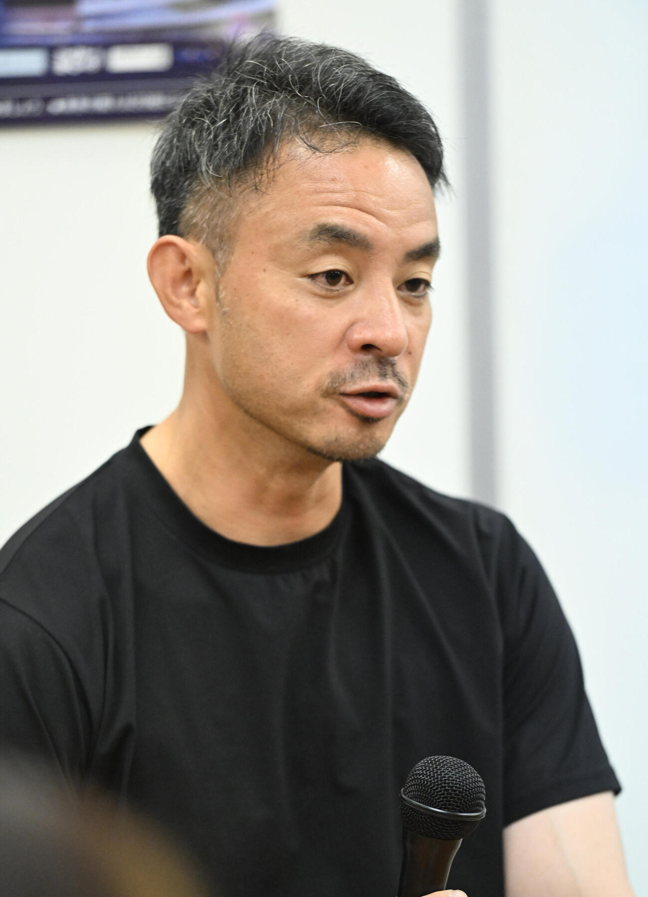 亡くなった伏見俊昭選手について話す井上昌己（撮影・和賀正仁）