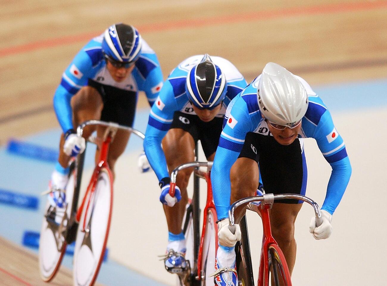 アテネ五輪自転車男子チームスプリント決勝　右から長塚智広、伏見俊昭、井上昌己（04年8月撮影）