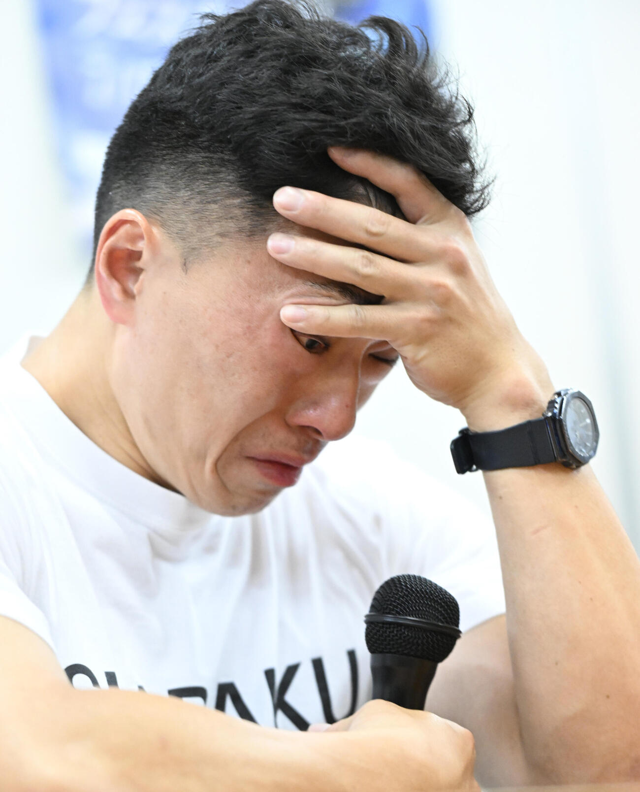 亡くなった伏見俊昭選手について涙ながらに話す新田祐大（撮影・和賀正仁）