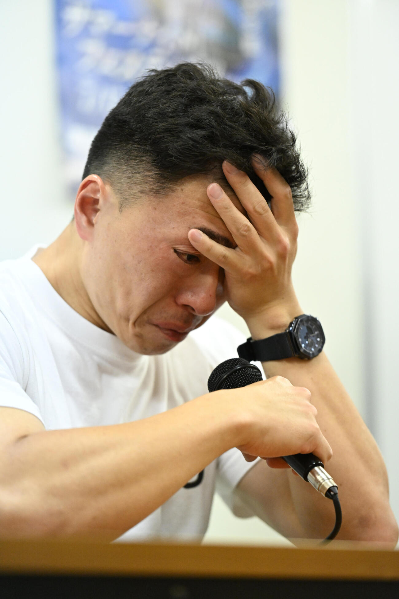 亡くなった伏見俊昭選手について涙ながらに話す新田祐大（撮影・和賀正仁）