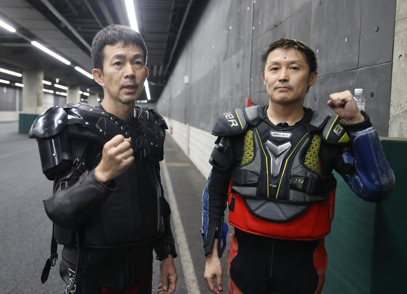 準決勝戦9Rで1着の笠木美孝（左）と2着の高石光将はガッツポーズする（撮影・柴田隆二）