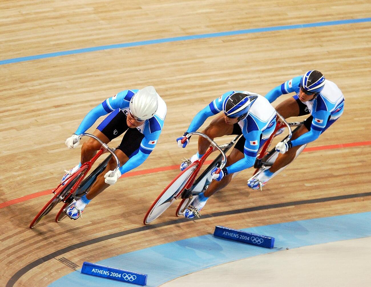 アテネ五輪自転車男子チームスプリント1回戦　オランダを破った左から長塚智広、伏見俊昭、井上昌己（04年8月撮影）