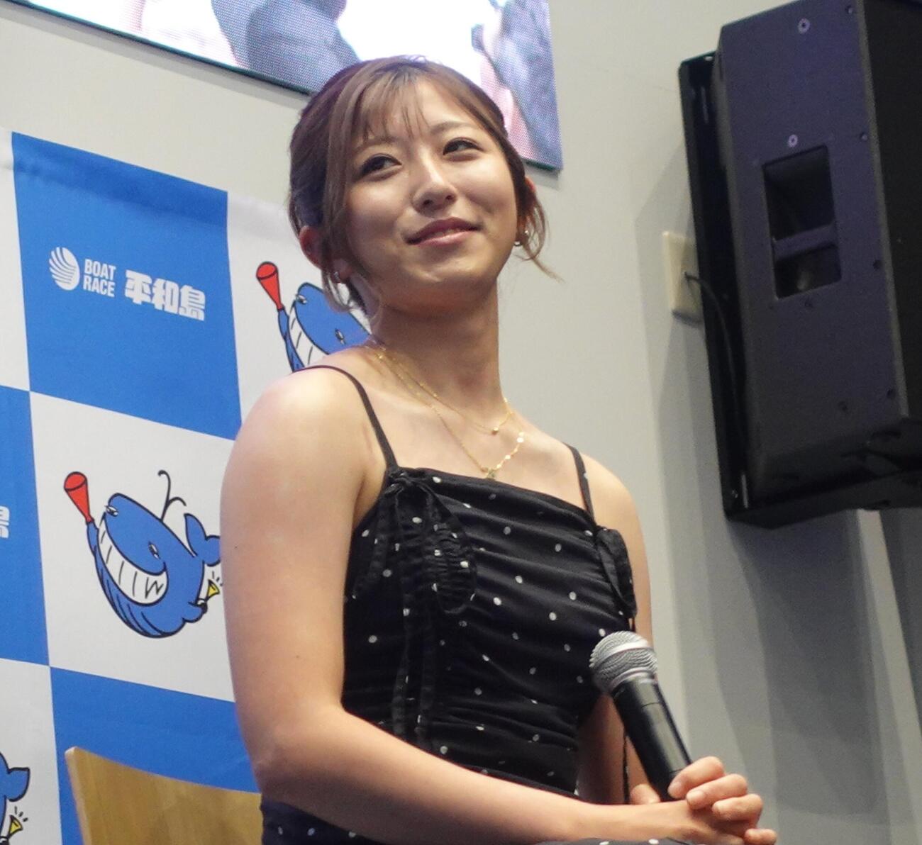 笑顔でトークショーを行った今村聖奈騎手
